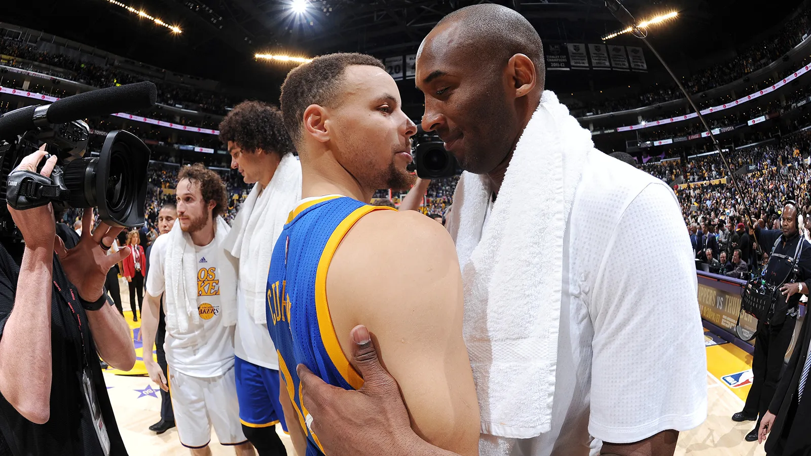 Steph Curry pays Homage to Kobe Bryant: Pioneering the Future of Basketball