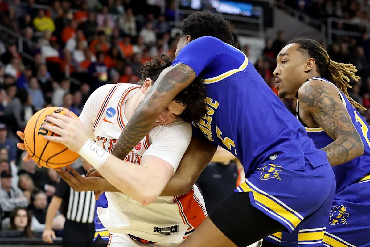 March Madness 2025 Shock: Clemson Tigers Nearly Make Unwanted History with First-Half Scoring Slump
